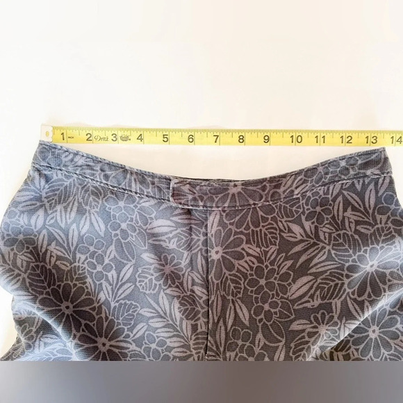 Tommy Bahama Women's Black Gray Floral 100% Silk Cropped Pants 6 - Picture 7 of 11